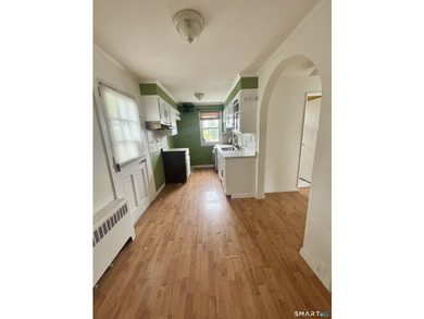 Opportunity knocks! This upper-level end-unit condo in Stamford - photo 12