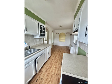Opportunity knocks! This upper-level end-unit condo in Stamford - photo 17