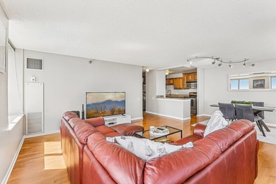 Rarely available, this bright and sunny 2-bedroom, 2-bathroom - photo 7