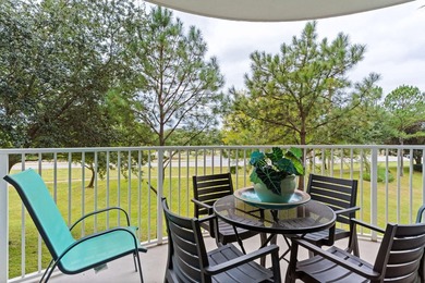 This beautifully updated condo offers an oversized kitchen - photo 5