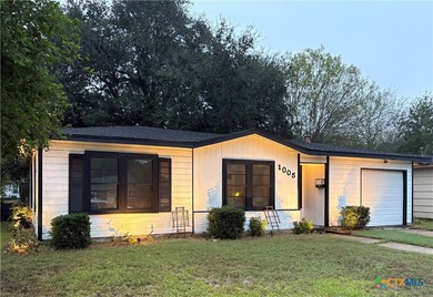 (private lake, pond, creek) Home For Sale in Victoria Texas