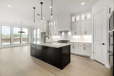 You'll feel right at home in this gorgeous 1-story design with 5 - photo 7