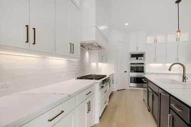 You'll feel right at home in this gorgeous 1-story design with 5 - photo 9