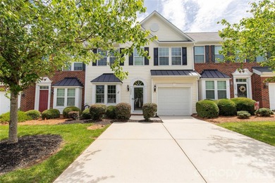 Welcome home to this stunning, move-in-ready townhome - photo 2