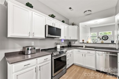 Welcome home to this stunning, move-in-ready townhome - photo 7