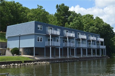Rarely available walk-in Lake Forest condo! This 2 bedroom end - photo 1