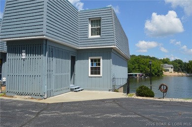 Rarely available walk-in Lake Forest condo! This 2 bedroom end - photo 4