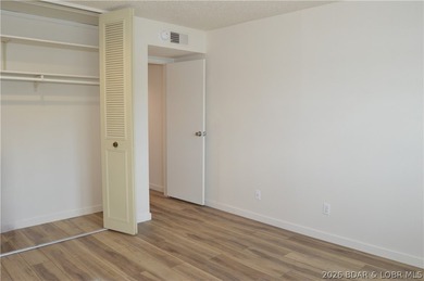 Rarely available walk-in Lake Forest condo! This 2 bedroom end - photo 9