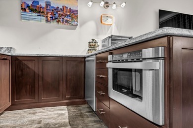 Breathtaking Water Front condo located in the heart of Downtown