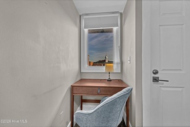 Breathtaking Water Front condo located in the heart of Downtown