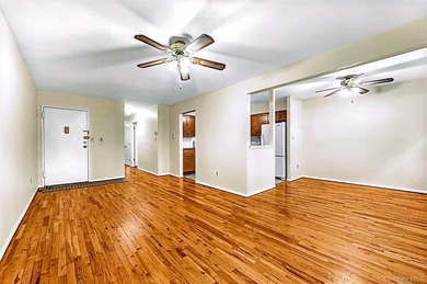 The most desirable Oakland gardens area in bayside, 3-story - photo 4