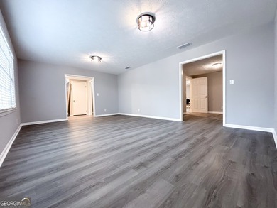 Welcome home to this spacious, move-in ready 4-bedroom, 2.5-bath - photo 7