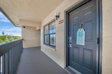 This beautifully renovated, turn-key furnished condo is a hidden - photo 2