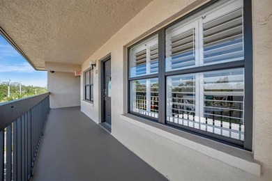 This beautifully renovated, turn-key furnished condo is a hidden - photo 3