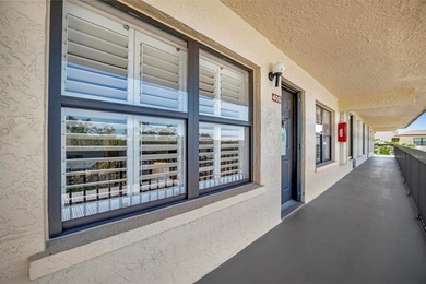 This beautifully renovated, turn-key furnished condo is a hidden - photo 4