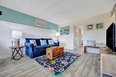 This beautifully renovated, turn-key furnished condo is a hidden - photo 6