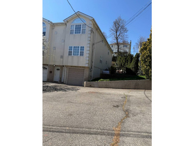 Very large semi on huge lot. Gorgeous views of NYC from second - photo 4