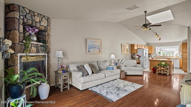 This charming 2-bedroom 2 bathroom townhouse in the Mesa Ridge - photo 4