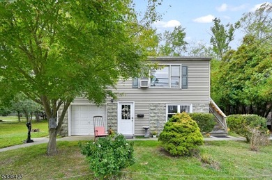 Well-Cared For Home With Flexible Living Space In Oakland, NJ! - photo 2