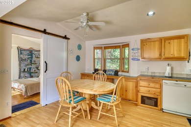 Turnkey coastal retreat in Whaleshead Beach Resort. Fully - photo 12