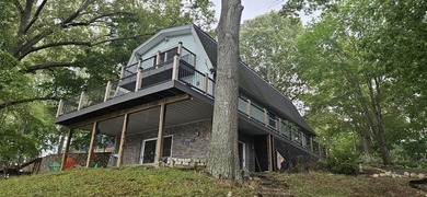 Welcoming covered front porch w/ composite decking & lake views - photo 14