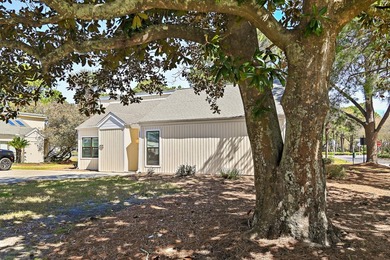Stunning lakefront with Bay views. Experience standalone privacy - photo 30