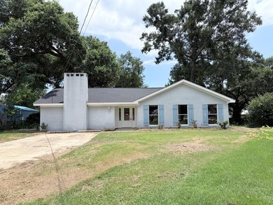 Great Location! BRAND NEW ROOF! Close to schools, shopping, and - photo 1