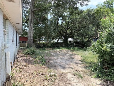 Great Location! BRAND NEW ROOF! Close to schools, shopping, and - photo 2