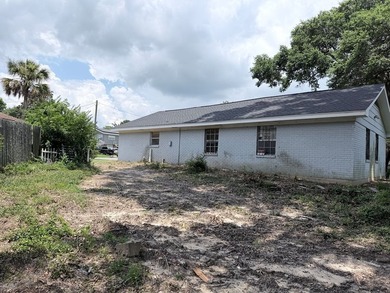 Great Location! BRAND NEW ROOF! Close to schools, shopping, and - photo 3