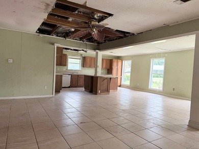 Great Location! BRAND NEW ROOF! Close to schools, shopping, and - photo 7