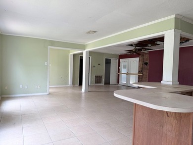 Great Location! BRAND NEW ROOF! Close to schools, shopping, and - photo 8