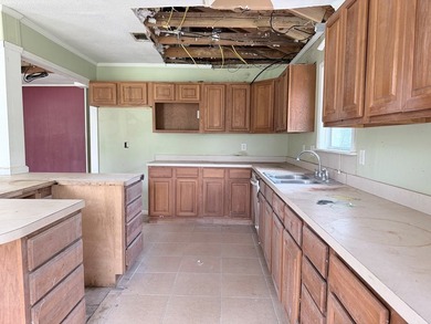 Great Location! BRAND NEW ROOF! Close to schools, shopping, and - photo 9