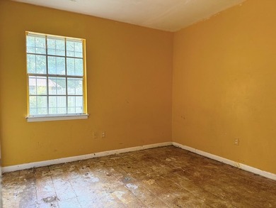 Great Location! BRAND NEW ROOF! Close to schools, shopping, and - photo 10