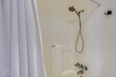 Charming 3-bedroom, 2-bath ''camp'' located in the heart of Bay - photo 19