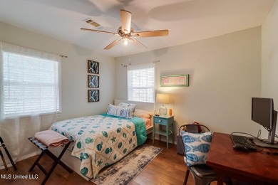 Charming 3-bedroom, 2-bath ''camp'' located in the heart of Bay - photo 20