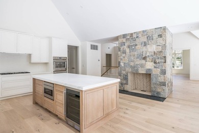 Just completed, this exquisite transitional-style new build just - photo 12
