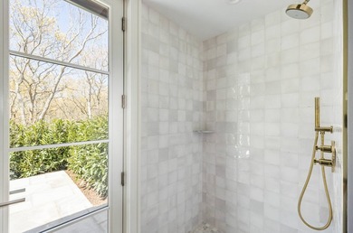 Just completed, this exquisite transitional-style new build just - photo 18