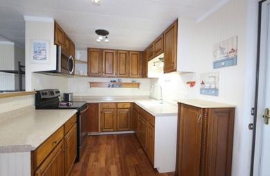 Fantastic lake front 1-very large master bedroom 1.5-bath - photo 10