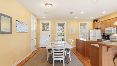 Welcome to 1327 E Ravens Run, a beautifully decorated home - photo 17