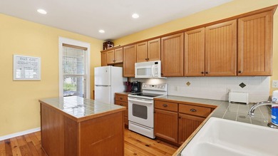 Welcome to 1327 E Ravens Run, a beautifully decorated home - photo 18