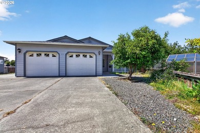 Welcome home to this well-maintained property located at the end - photo 1