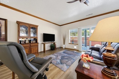 Welcome home to this well-maintained property located at the end - photo 6
