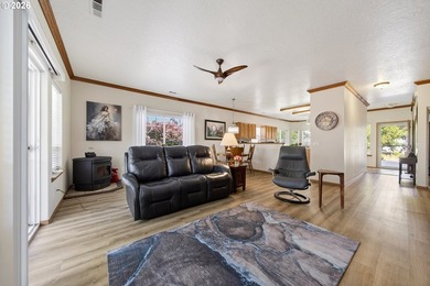 Welcome home to this well-maintained property located at the end - photo 7