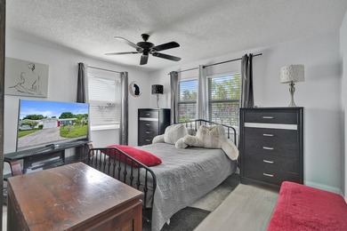 Welcome to this charming single-story residence in Leisureville - photo 14