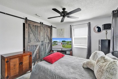 Welcome to this charming single-story residence in Leisureville - photo 15