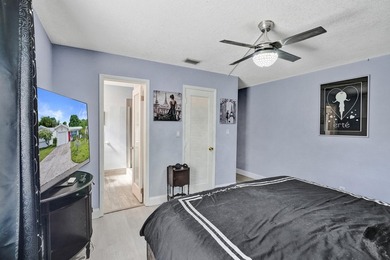 Welcome to this charming single-story residence in Leisureville - photo 22