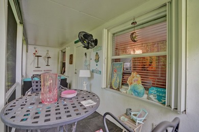 Welcome to this charming single-story residence in Leisureville - photo 37