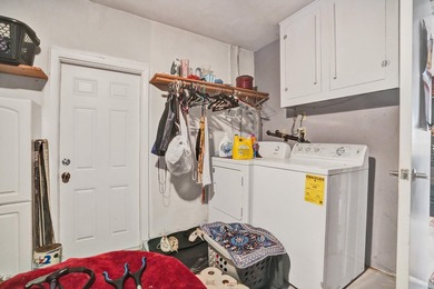 Welcome to this charming single-story residence in Leisureville - photo 40