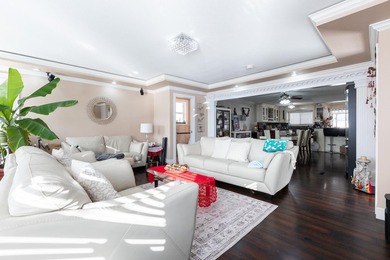 First time on the market and ONE OF A KIND in the neighbourhood! - photo 4