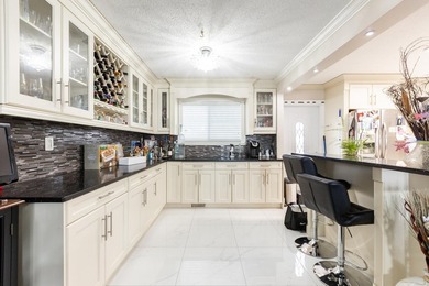 First time on the market and ONE OF A KIND in the neighbourhood! - photo 10